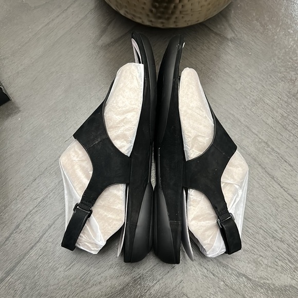 NATURALIZER Womens Black Lightweight Genn-detect Wedge Thong Sandals (Wide) - Picture 9 of 9